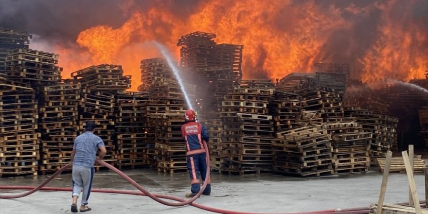 Sakarya'da Geri Dönüşüm Fabrikasında Çıkan Ve Palet Üretim Tesisine Sıçrayan Yangına Müdahale Ediliyor