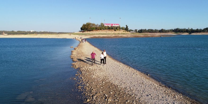 Barajın suları çekildi, adaya yürüyerek gittiler