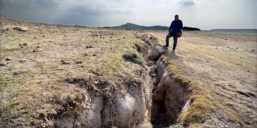 Yer Altı Sularındaki Çekilme Konya Ovası'nda Kilometrelerce Uzunlukta Yüzey Yarıklarına Neden Oluyor