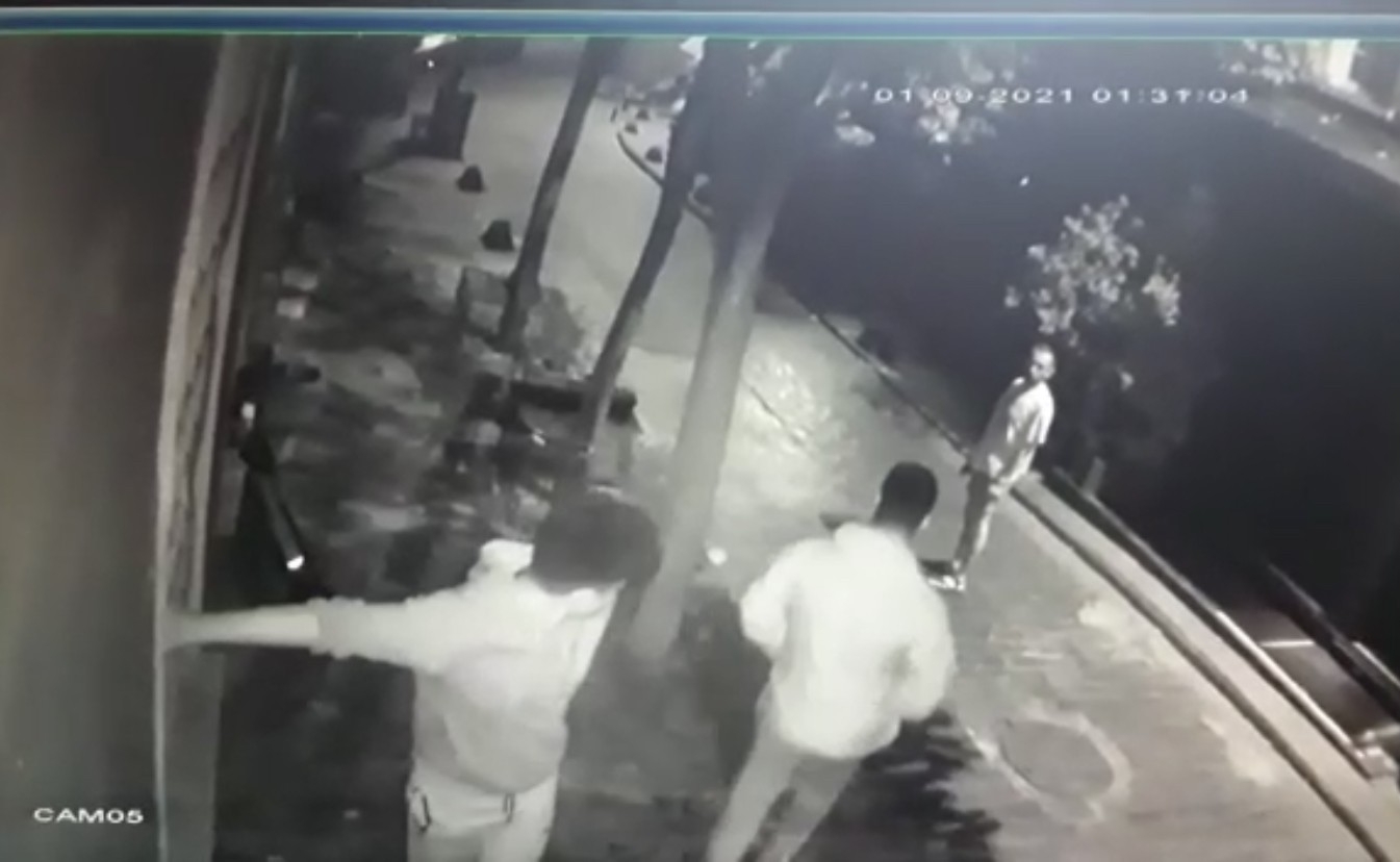 Ukraynalı turistin gasp edilme anı saniye saniye güvenlik kamerasına yansıdı