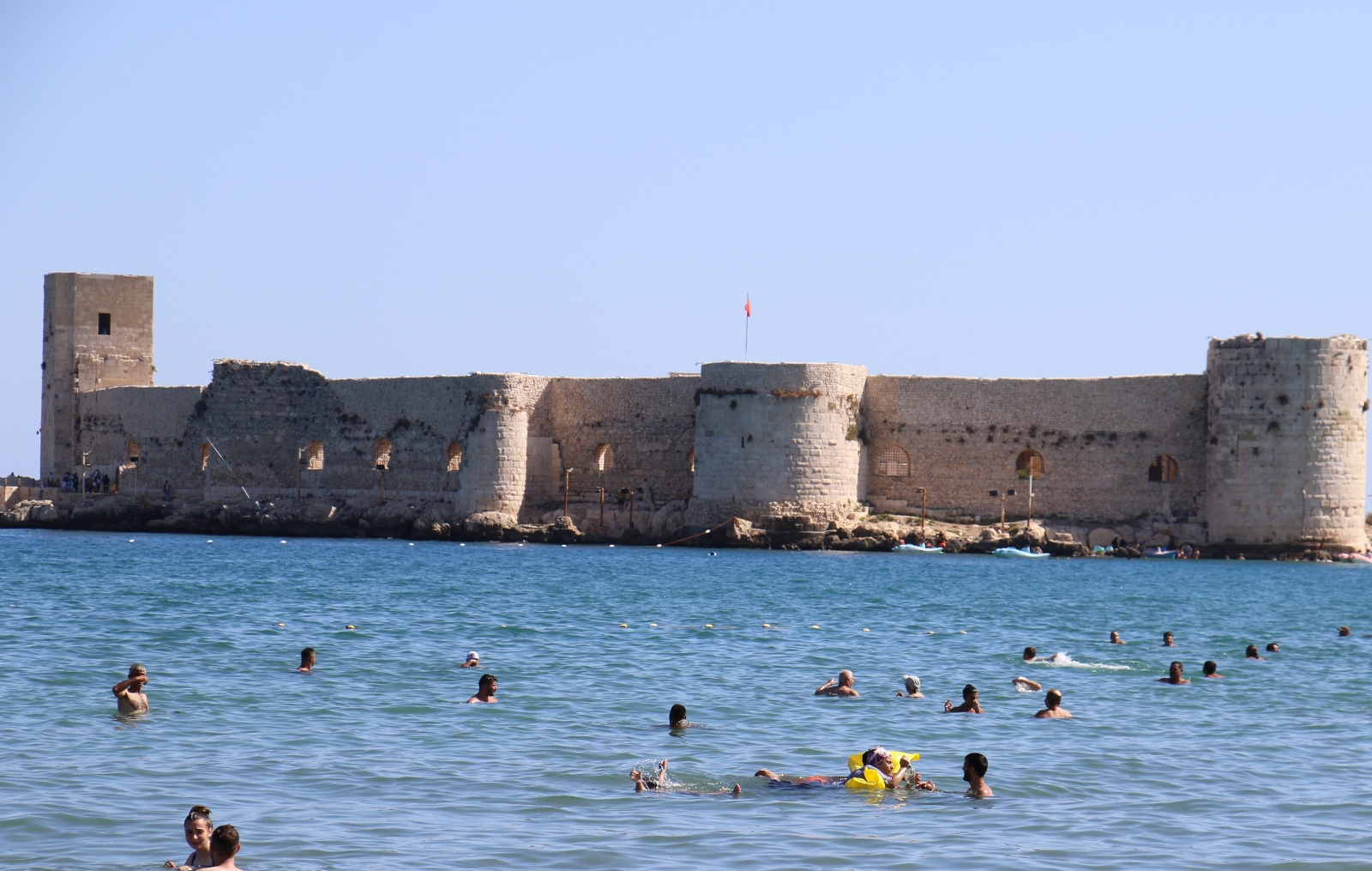 Turizmin merkezi Kızkalesi’nde Pazar yoğunluğu