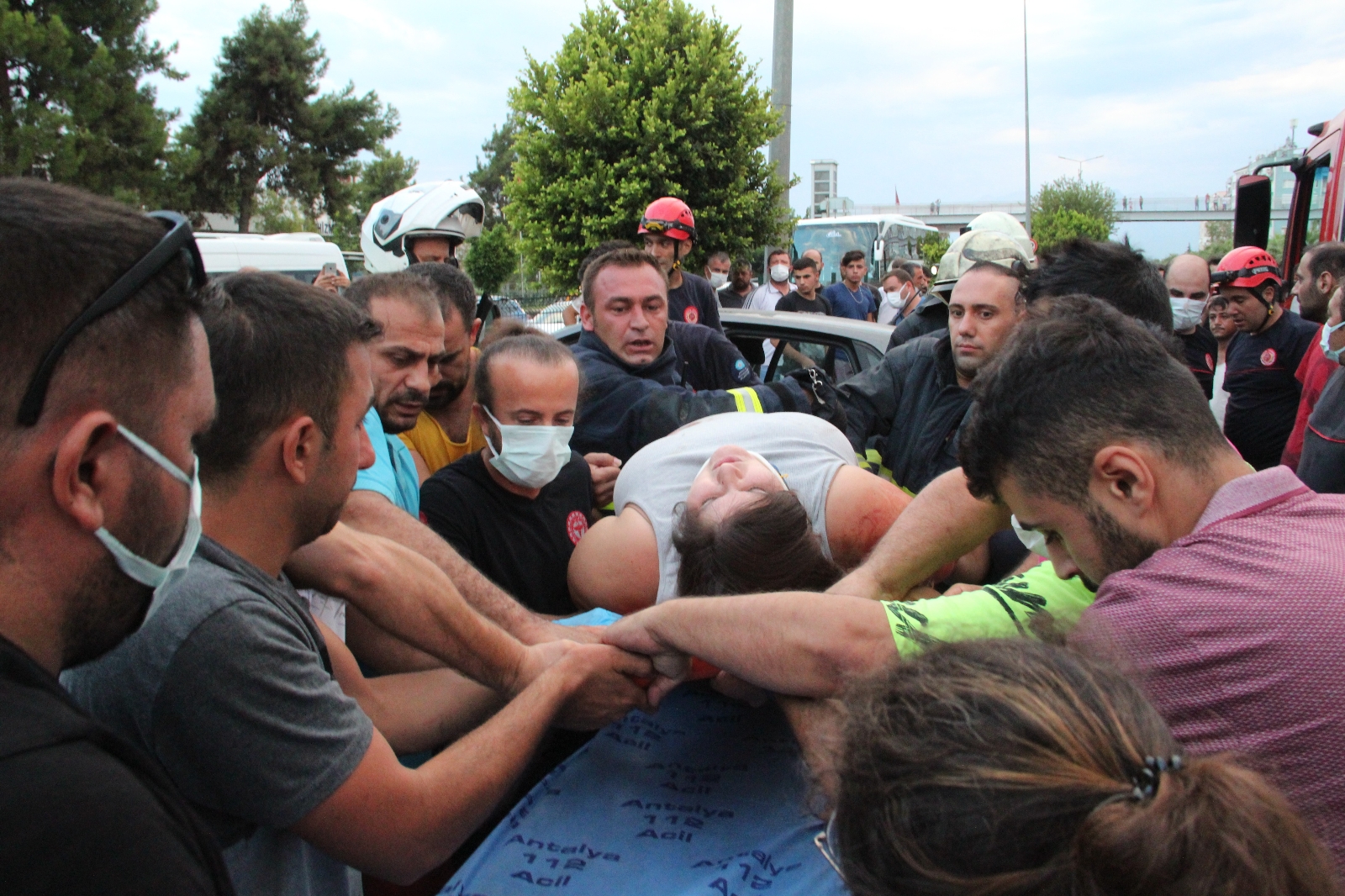 Turizm otobüsü karşı şeride geçip iş yerine girdi: 3 yaralı