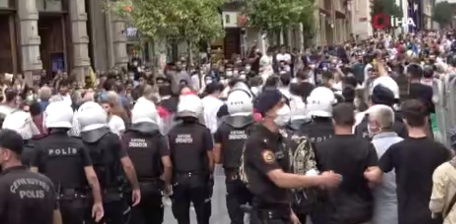 İstiklal Caddesinde eylemcilere polis müdahalesi: 20 gözaltı