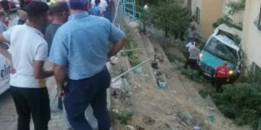 Düğüne giden minibüs apartman bahçesine düştü: 20 yaralı