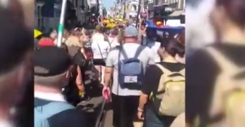 Amsterdam’da Covid-19 Kısıtlamalarına Karşı Protesto