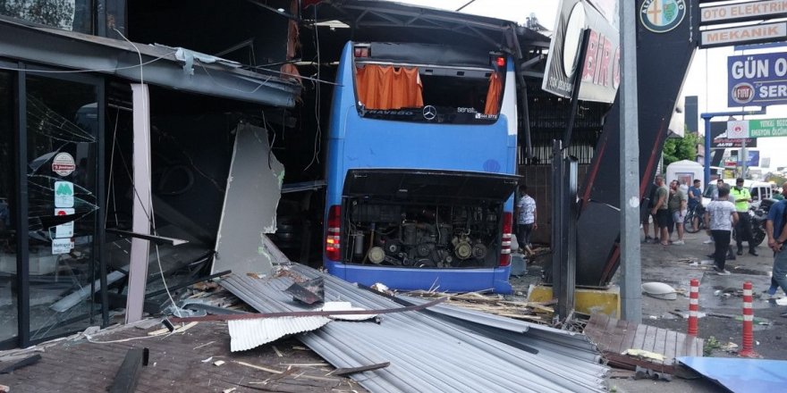Antalya'da yolcu otobüsü otomobile ve 2 iş yerine çarptı