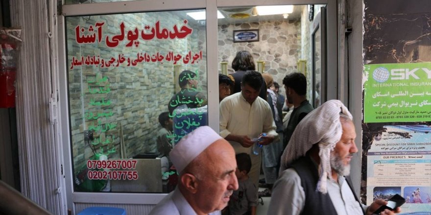 Kabil'de yeniden açılan döviz bürolarına Afgan halkı yoğun ilgi gösterdi