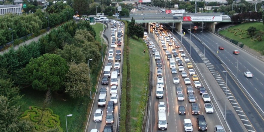 İstanbul' da trafik  uzun zamandan sonra ilk defa böyle yoğunlaştı