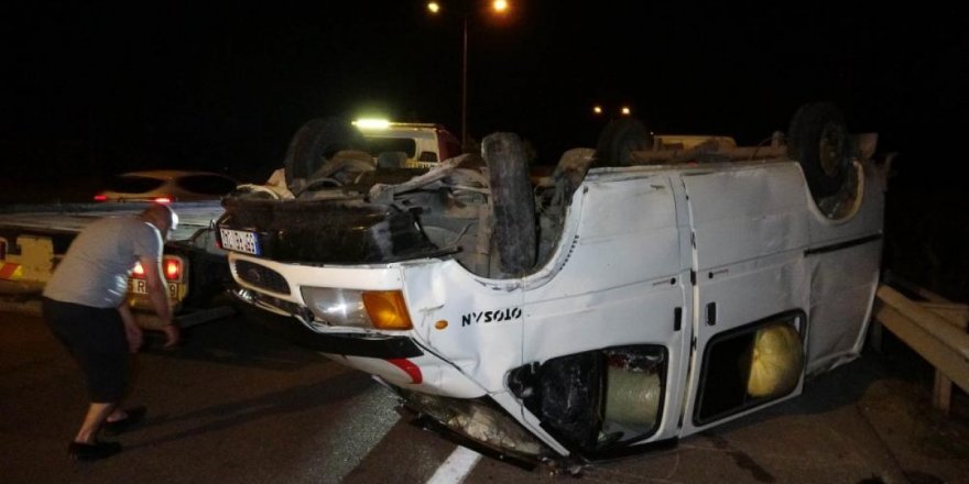 Samsun' da 1 ton fındık yüklenen araç ters döndü: 3 yaralı var