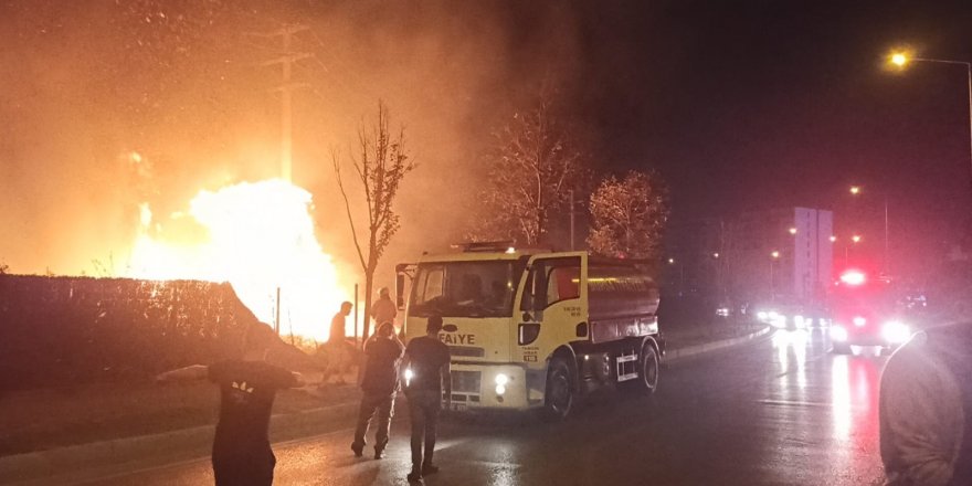 Bursa’da Gece Yol Kenarında Çıkan Alevler Tamir Atölyesi Ve Yüksek Gerilim Hattına Sıçradı