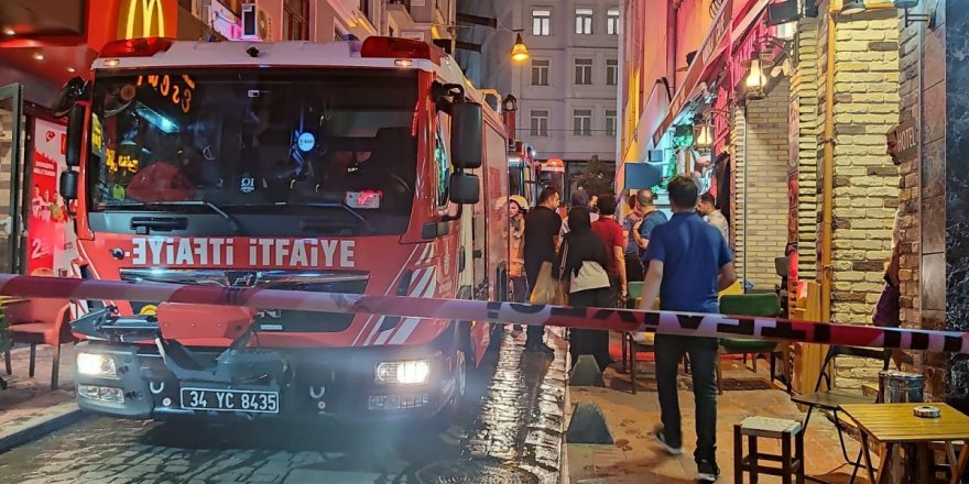 Beyoğlu Asmalı Mescit Mahallesi’nde bulunan bir otelde yangın çıktı