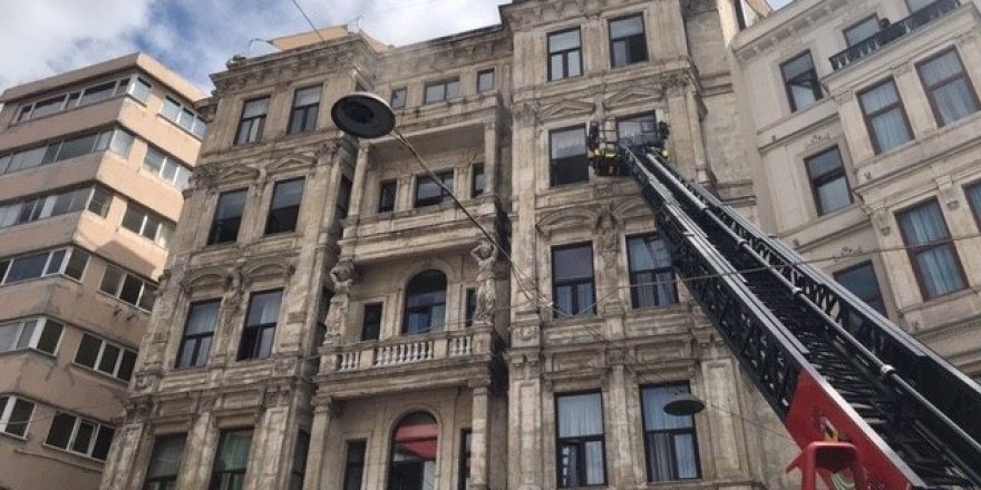 Beyoğlu’nda bulunan tarihi otelde yangın