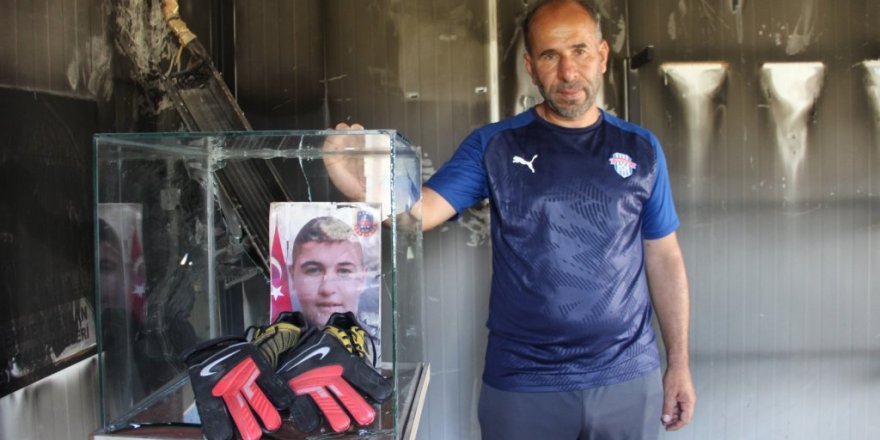 Yangında bir tek şehidin emanetleri ve Türk bayrağı yanmadı
