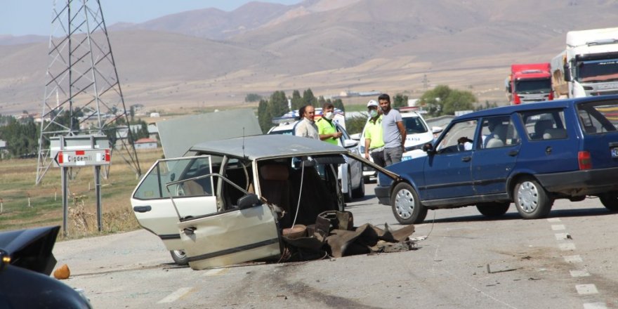 Erzurum’da feci kaza, araç ikiye bölündü:5 yaralı