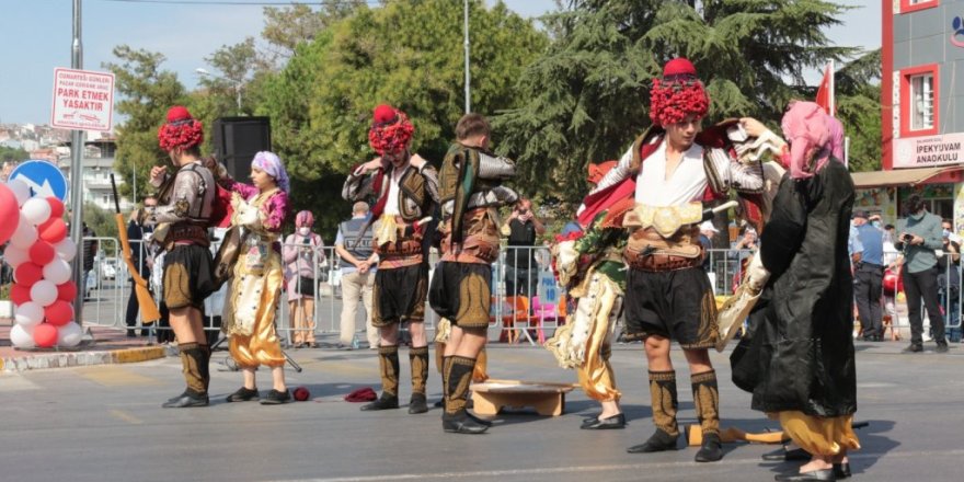 Senede bir gün gelip korkutup gidiyorlar