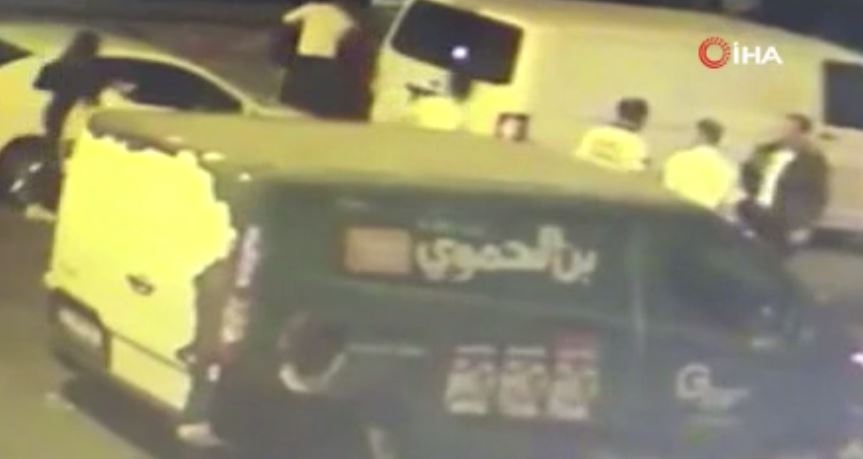 Magandalar önce laf attı, sonra genç kızları darp etti