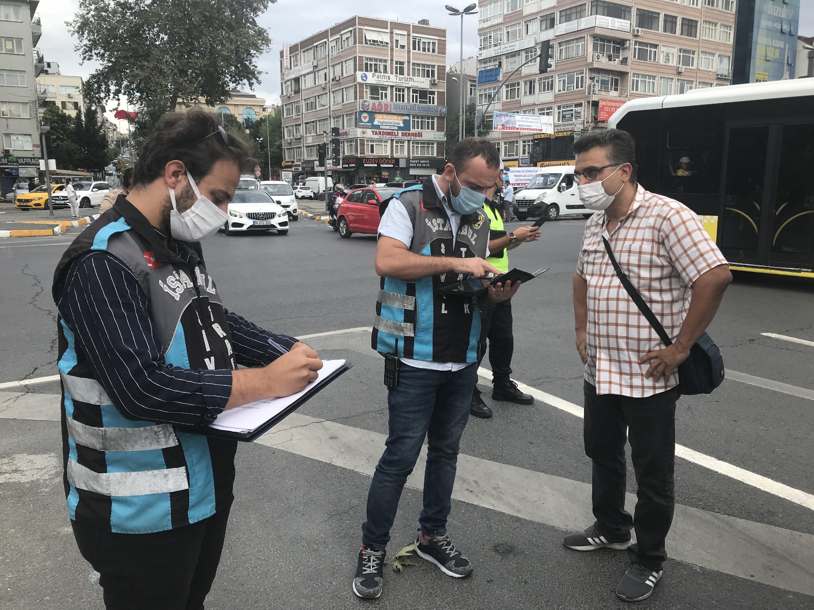 Okul çıkışı saatinde servis denetimleri sürdü