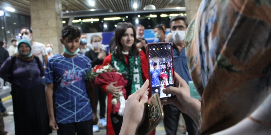 Paralimpik Oyunlarından altınla dönen Şeydanur Kaplan coşkuyla karşılandı