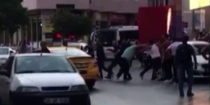 Pendik’te tekmeli yumruklu yol verme kavgası kamerada
