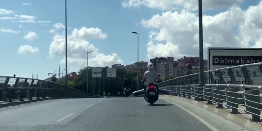 Motosikletlinin tehlikeli yolculuğu kamerada