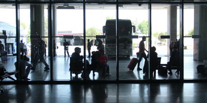 İzmir’de 18 yaşından küçüklere otobüs ve uçak bileti satışı yasaklandı