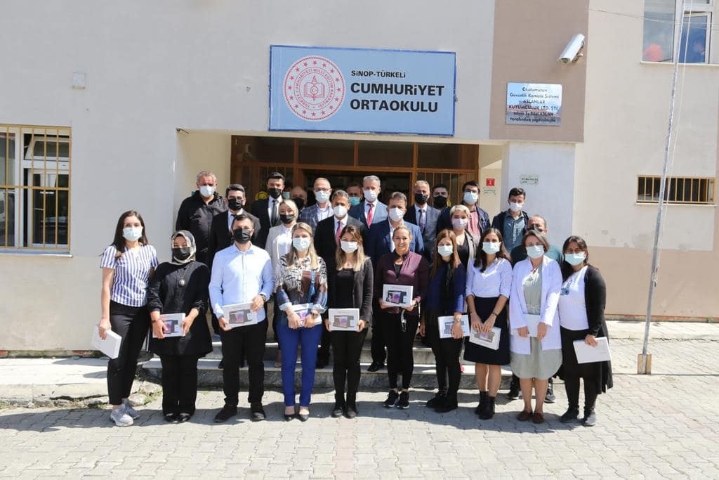 Türkeli Ve Ayancık’ta Öğrencilere Tablet Dağıtıldı