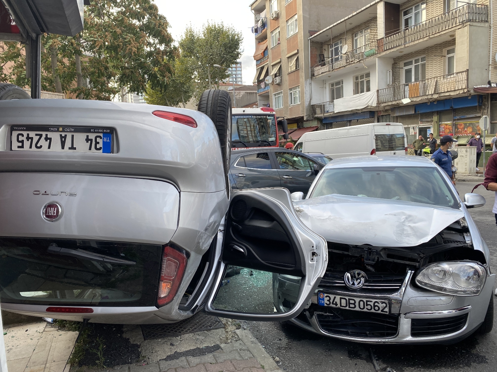 Kadıköy’de Otomobil Takla Attı, Anne Ve Kızı Yaralandı