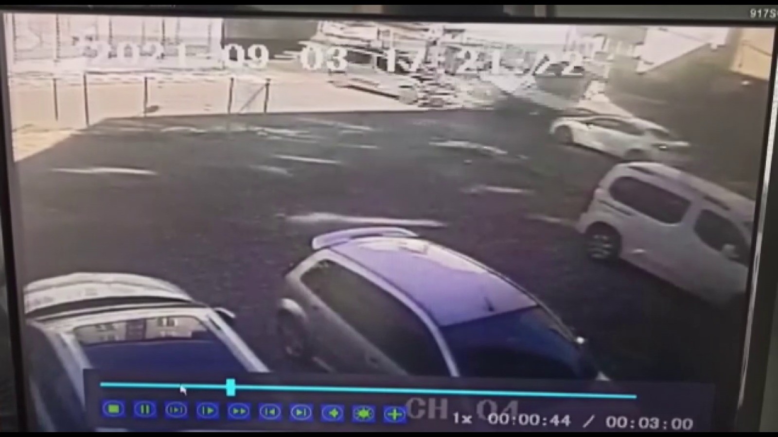 Ümraniye’de Kamyonet Devrildi, Anne Ve Kızları Son Anda Kurtuldu