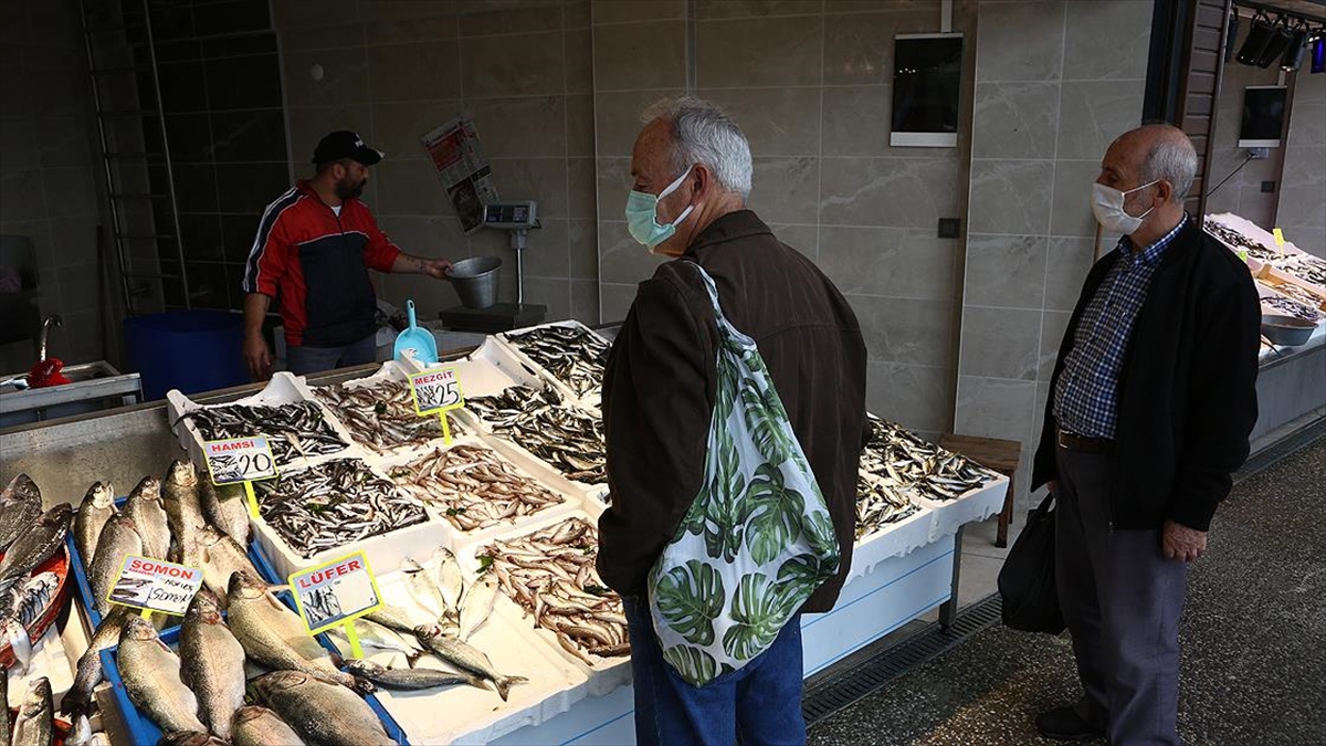 Karadeniz'de Avlanan Yeni Sezonun İlk Hamsileri Tezgahlarda Yerini Aldı