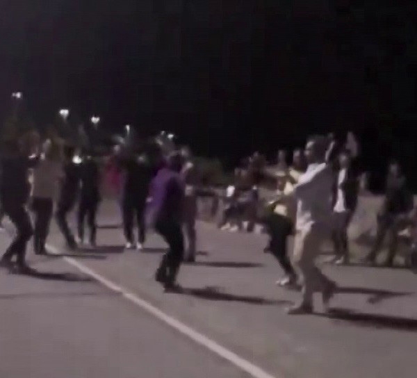 Kadıköy’de Önce Oyun Havası Oynadılar, Sonra Tekme Tokat Kavga Ettiler