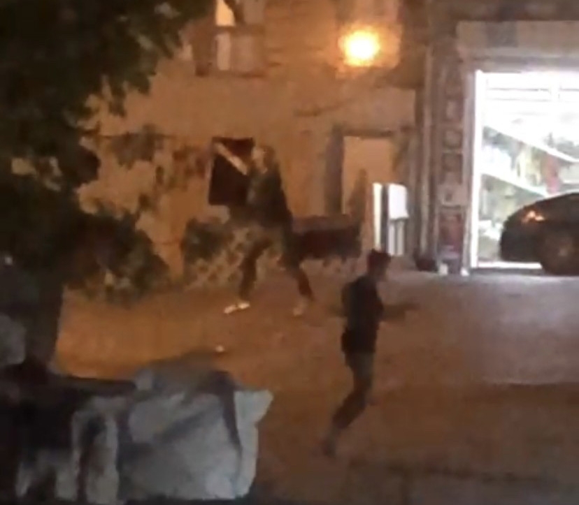 İstanbul’da torbacılar arasında film sahnelerini aratmayan çatışma kamerada