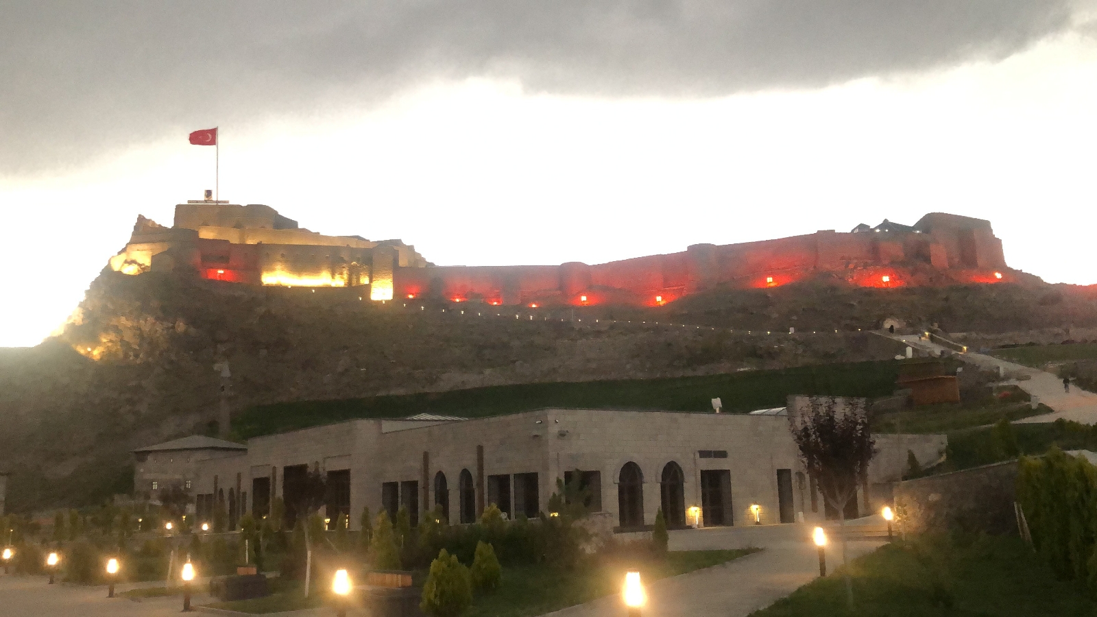 Kars Kalesi, DMD’li Çocuklar İçin Kırmızı Işıklandırıldı