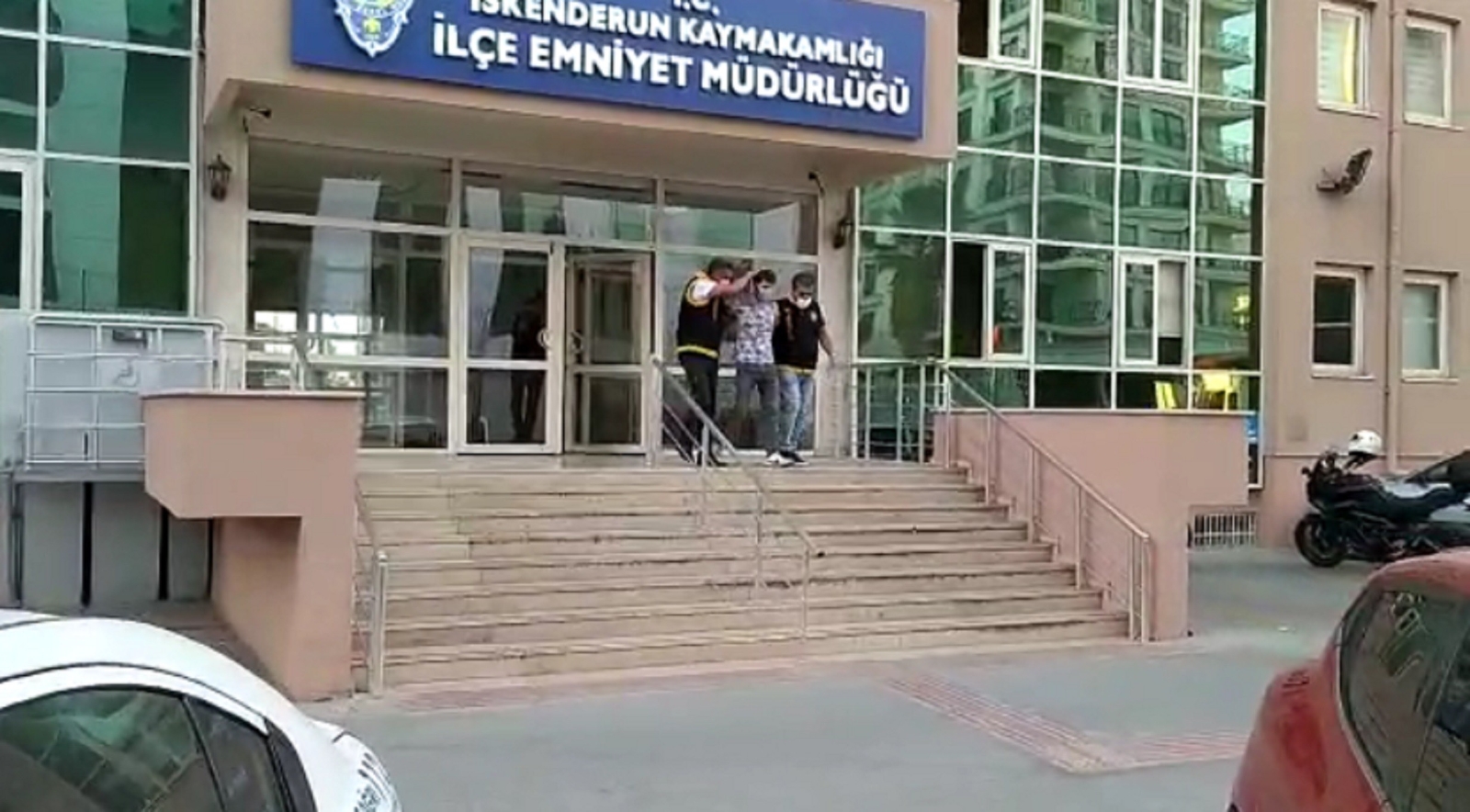 Gece Otomobillerin Lastiklerini Böyle Kesti