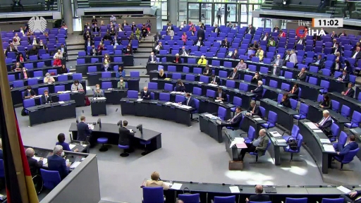 Almanya’da Federal Meclis’in Son Oturumu Seçim Düellosuna Döndü