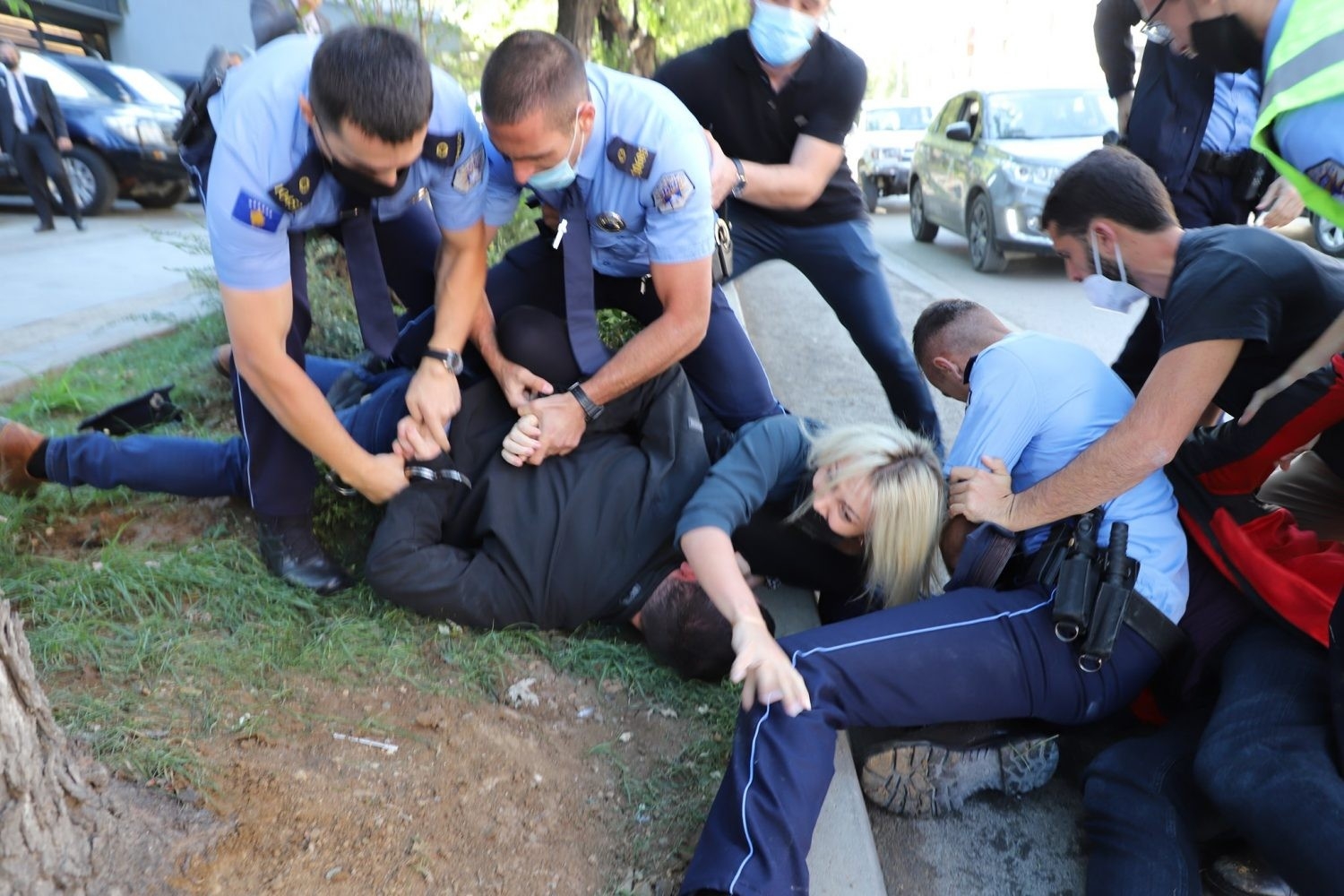 Kosova’da Uluslararası Savaş Suçları Özel Mahkemesi Başkanı Protesto Edildi