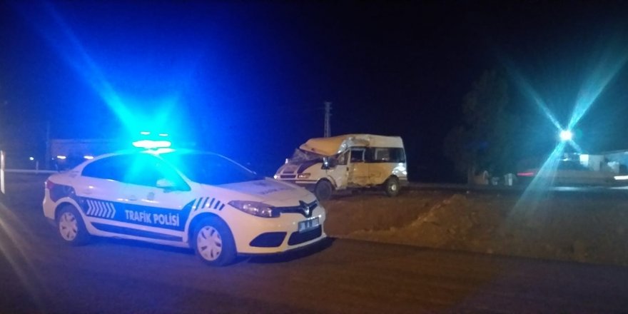 Mevsimlik işçileri taşıyan minibüs tırla çarpıştı: Yaralılar var