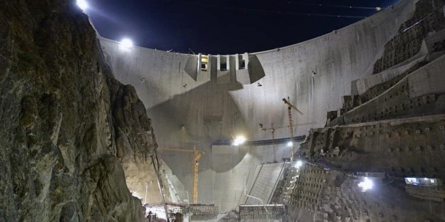 Türkiye’nin en büyük barajında çalışmalar gece gündüz devam ediyor