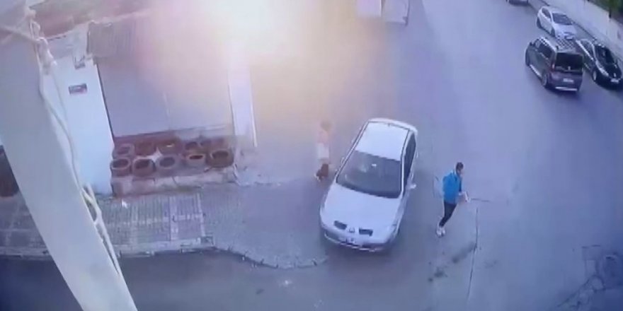 Kontrolden Çıkan Otomobil İki Kişiyi Teğet Geçip İş Yerine Çarptı