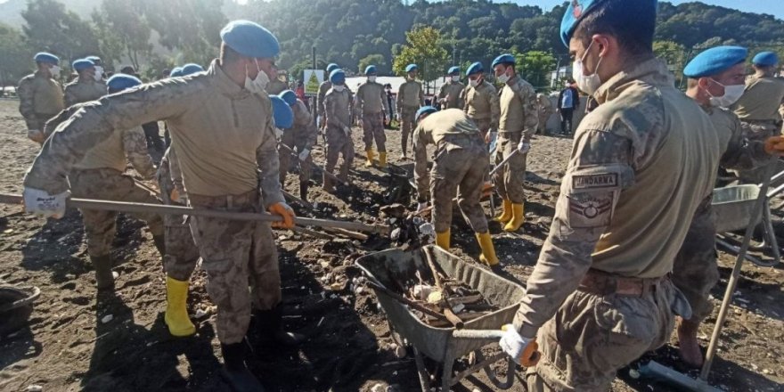 Selde kirlenen sahilin temizliğine Mehmetçik el attı