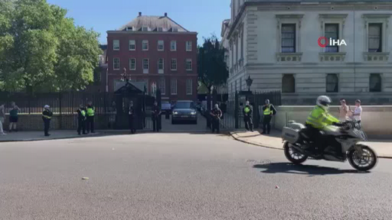 İngiltere Başbakanı Johnson’ın Ofisinde Şüpheli Paket Alarmı