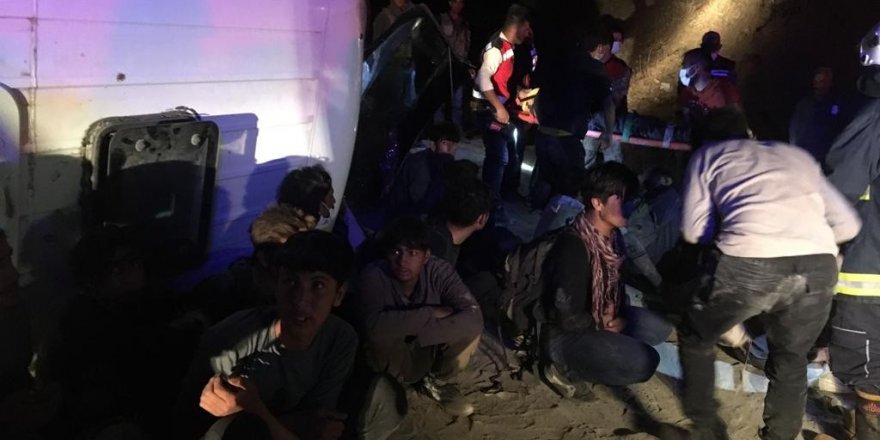 Van'da Kaçak mülteci taşıyan minibüs devrildi: 3’ü ağır, 9 yaralı