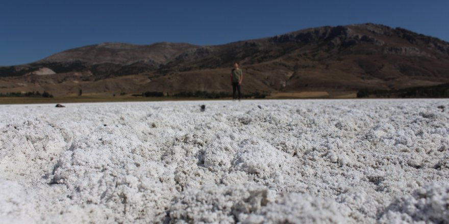 Göl kuruyunca tuz tabakası oluşmaya başladı
