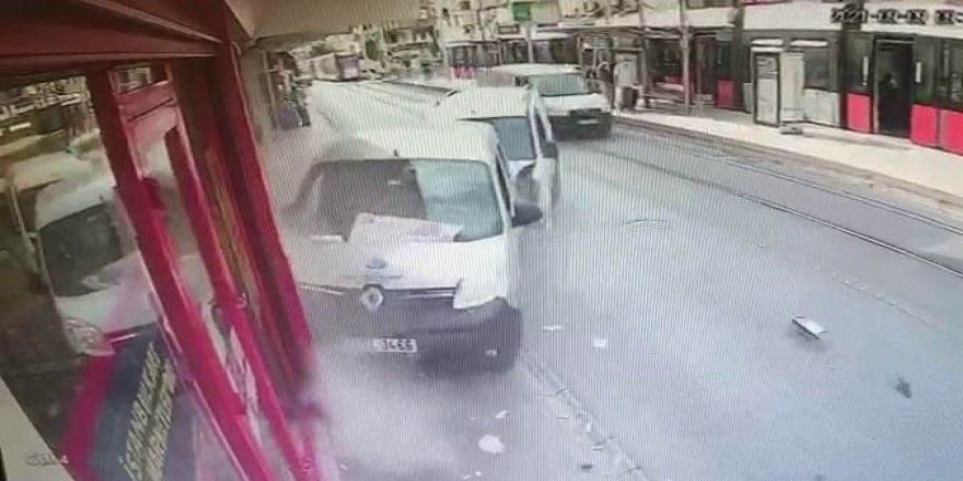 Park etmeye çalışan araca, otomobil çarptı, iki kişi yaralandı