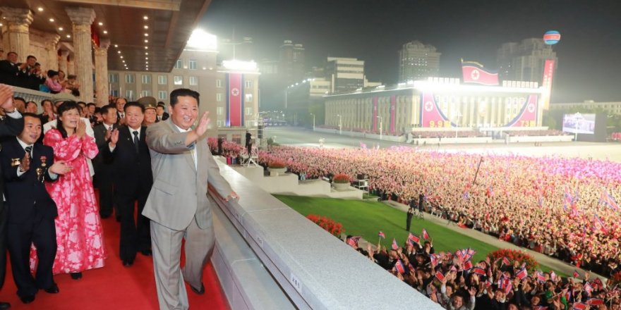 Kuzey Kore’nin kuruluşunun 73. yıl dönümünde "koruyucu kıyafetli" geçit töreni