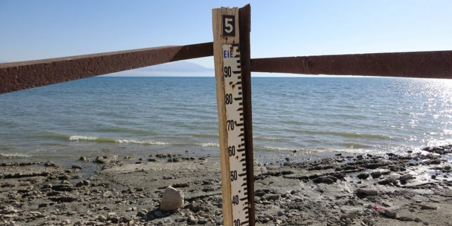 Van Gölü’nde su çekilince ölçü direği karada kaldı