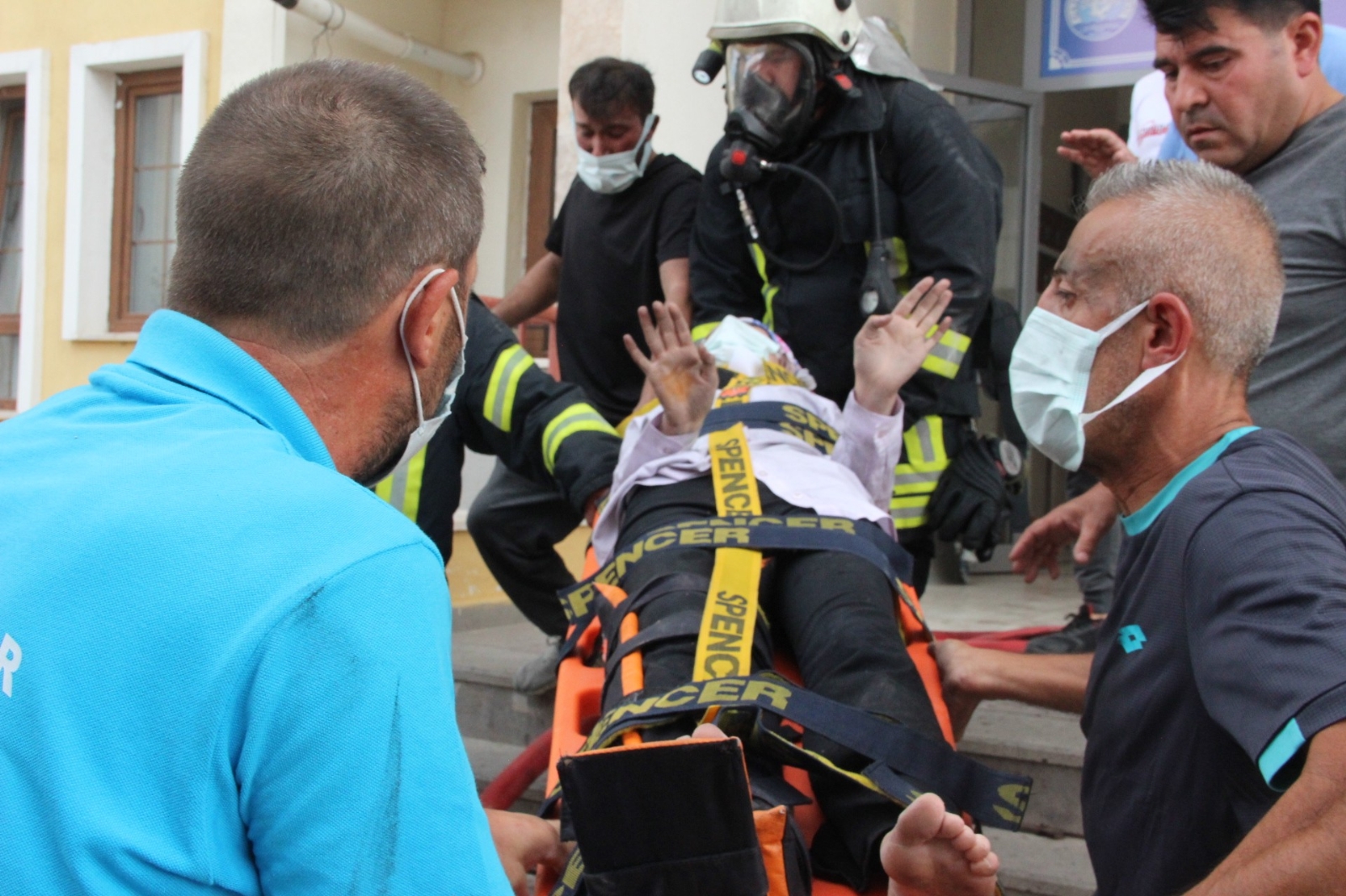 Yangından kurtulmak için 4. kattan önce kızını sonra kendisini aşağı attı