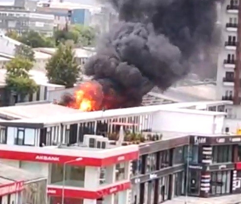 Beylikdüzü’nde bir iş yerinin çatısı alev alev yandı