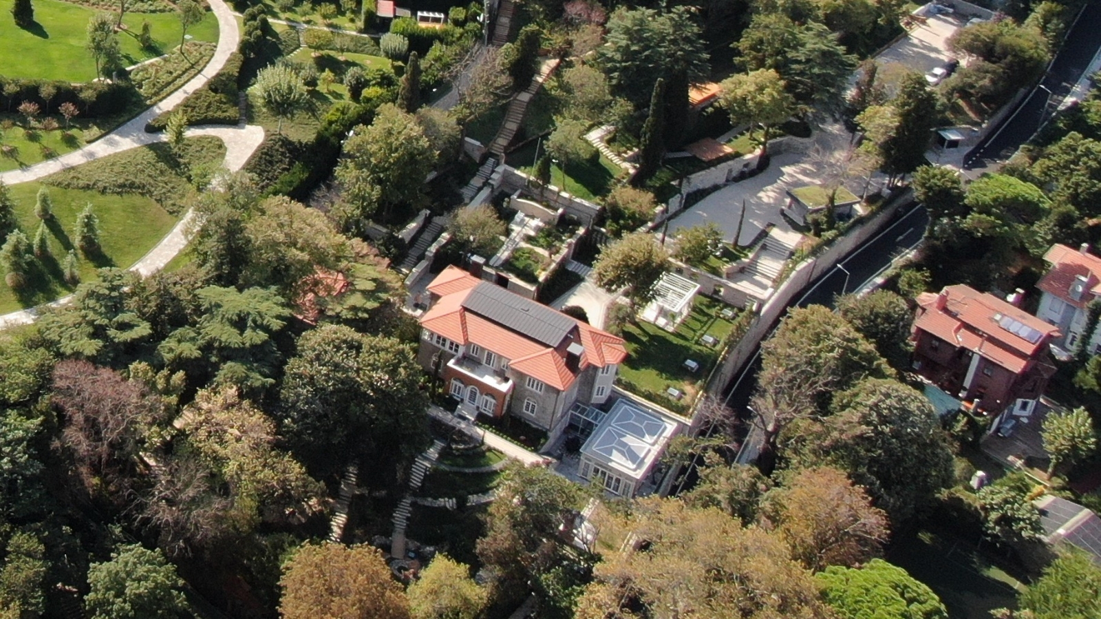 İBB Başkanı İmamoğlu, Şehitlik Arazisi Üzerine Yapılan Saray Gibi Lojmana Yerleşti