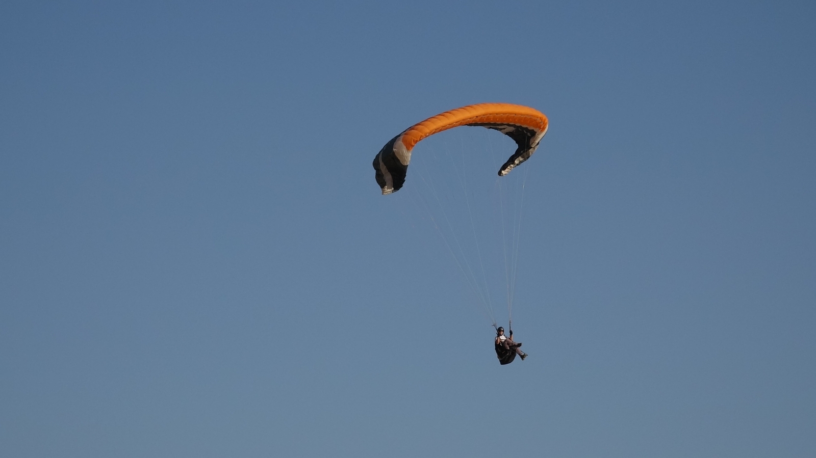 Erciş’te Van Gölü Ve Süphan Dağı Manzarası Yamaç Paraşütçülerinin İlgi Odağı Oldu