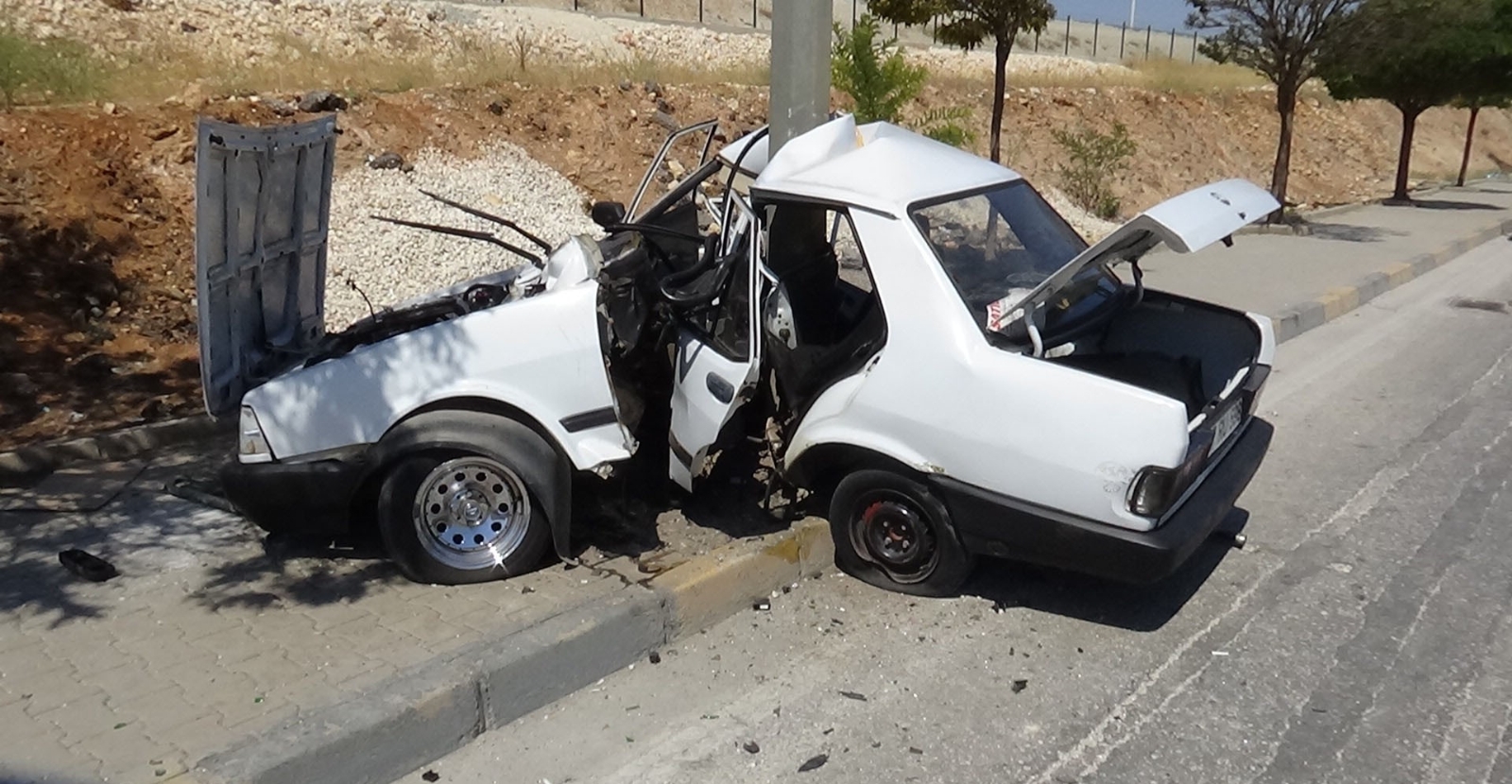 Direğe Çarpan Araç Kağıt Gibi İkiye Katlandı